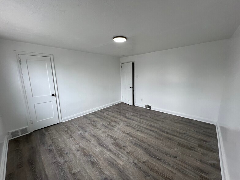 Building Photo - 112 W 21st St
