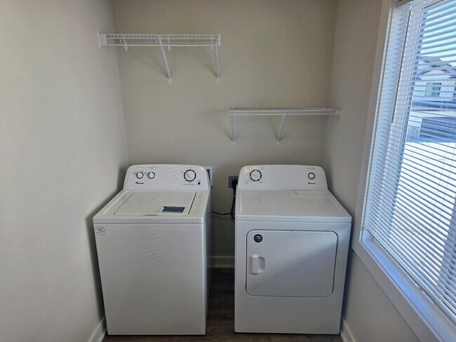 Building Photo - 6951 Bluebell Ct