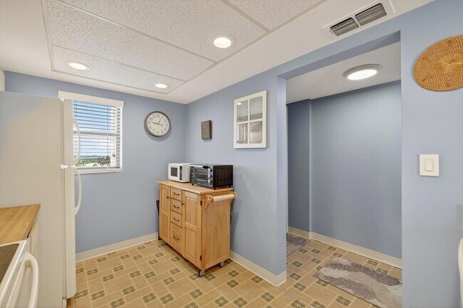 Building Photo - 10310 S Ocean Dr