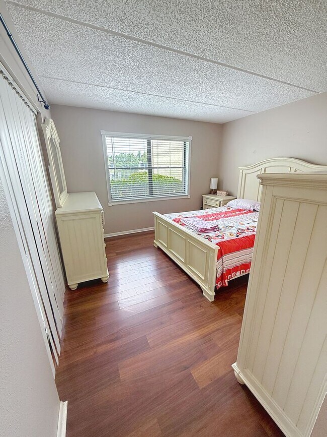 Building Photo - 217 Woodlake Wynde