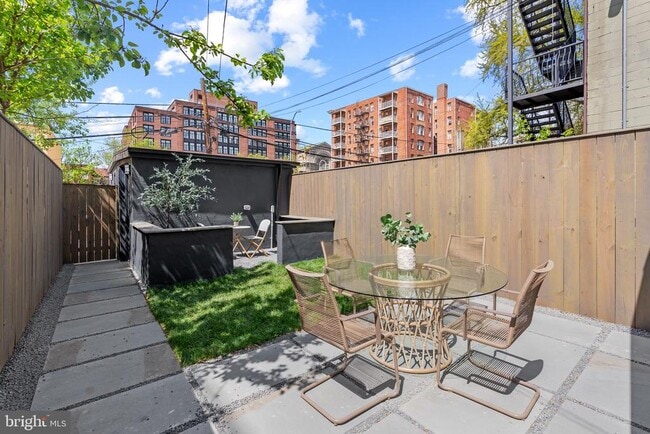 Building Photo - 2460 Ontario Rd NW