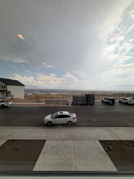 Building Photo - 537 E Levengrove Dr