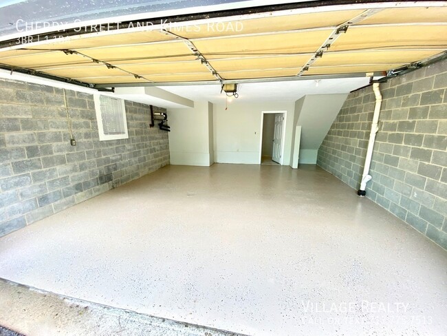 Building Photo - Available late-December! 3-bed Duplex in D...