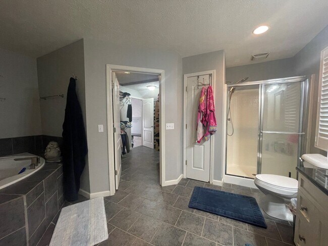 Building Photo - Bellevue Home For Rent!