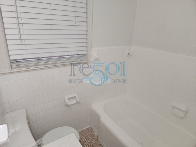 Building Photo - Great Find in Hillcrest! 2BR & 1 BA