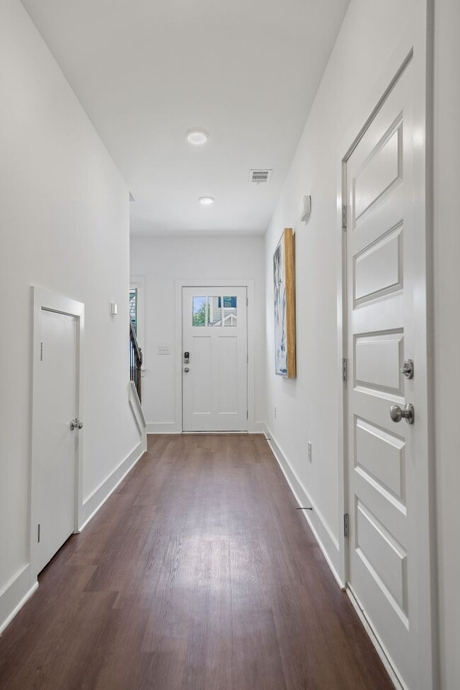 Building Photo - 2 Bedroom Home with Garage AND Fenced Back...