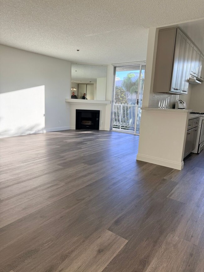 Building Photo - Prime Location! 2BR/2BA w/ Large Private Balcony