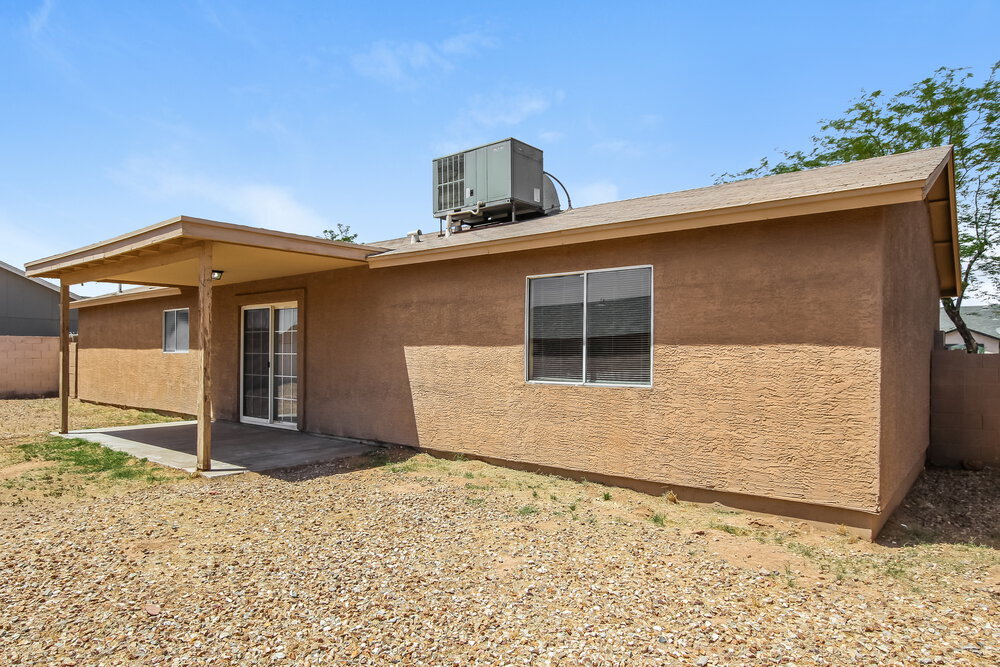 Building Photo - 305 E Gardenia Dr