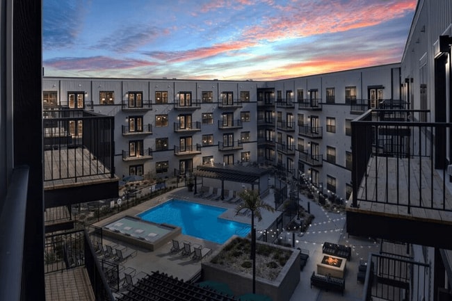 Building Photo - Lincoln Pointe