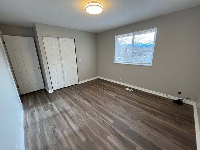 Building Photo - Remodeled Taylorsville 5 Bedroom!