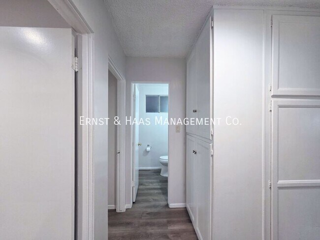 Building Photo - 904 S Kenmore St