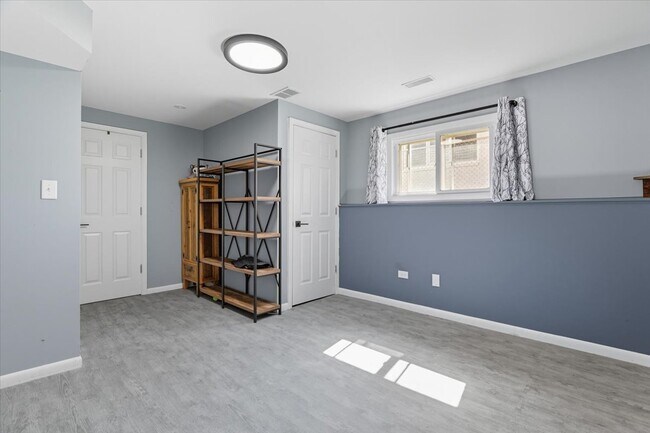 Building Photo - 830 Russell Ave