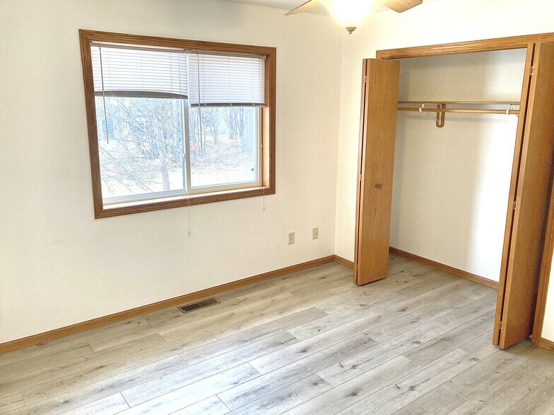 Building Photo - 3705-3707 Valley View Pl