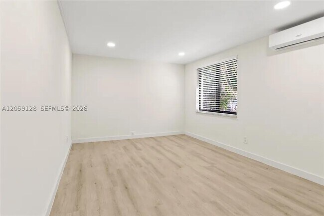 Building Photo - 328 SW 11th Ave
