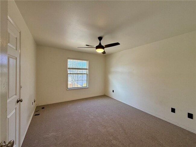 Building Photo - 101 Fox Glove Ln