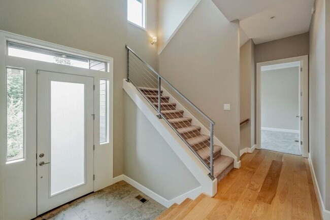 Building Photo - 307 NW Meridian Ridge Ct