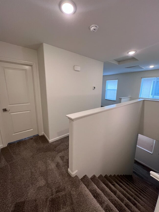 Building Photo - 1918 Oak Ln