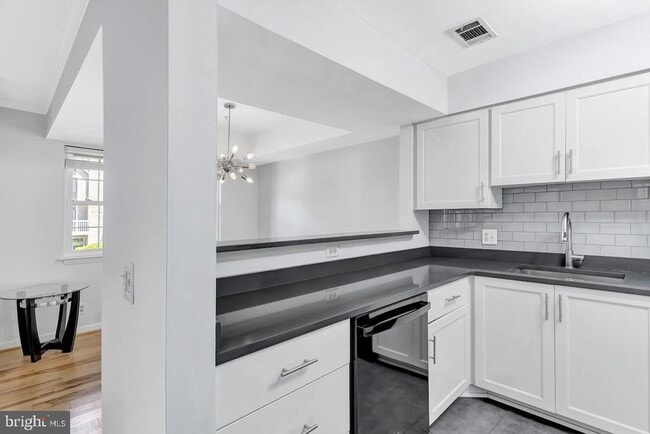 Building Photo - 5716 Chapman Mill Dr
