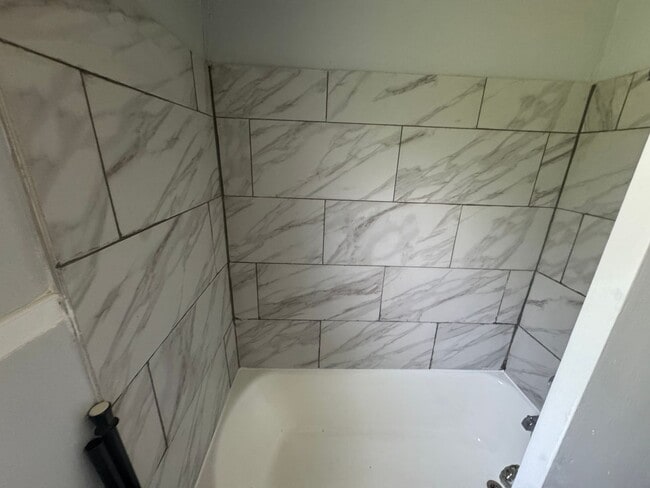 Building Photo - Single Family Home 3 beds 1 bath Available...
