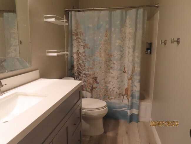 Building Photo - 4 Bedroom 2.5 Bath w/3 Car Garage in Super...
