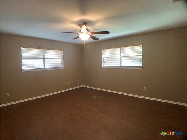 Building Photo - 826 Timber Dr