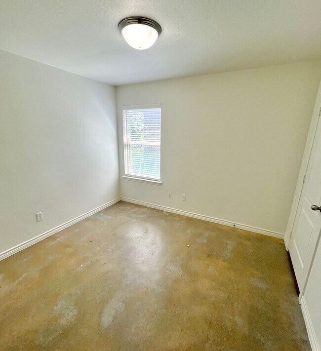 Building Photo - AVAILABLE JUNE ; APPLY TODAY ON OUR WEBSITE!!