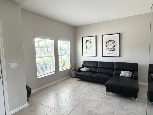 Building Photo - 1659 Chatsworth Cir