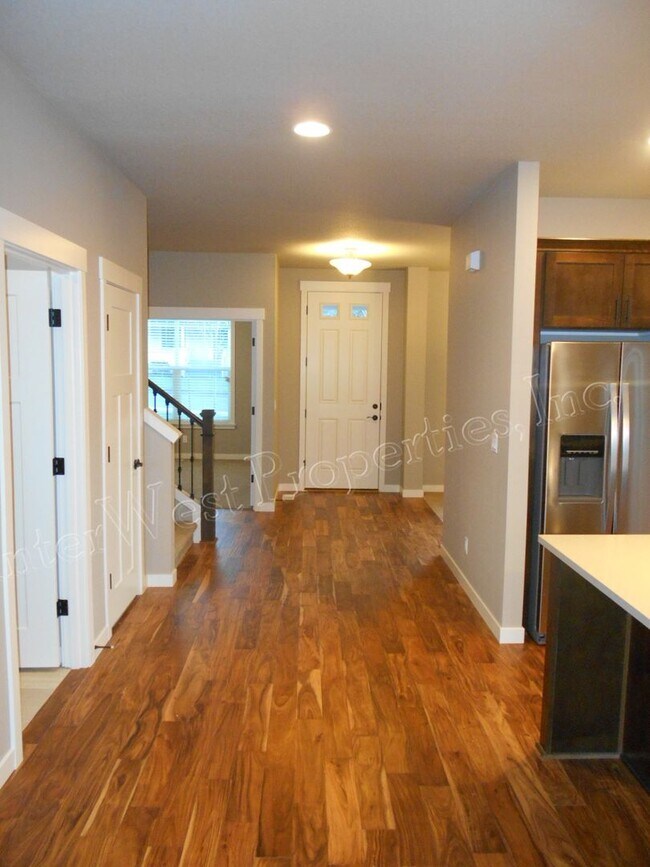 Building Photo - 3+ BED 2.5BA TIGARD HOME WITH DEN, SOAKER ...