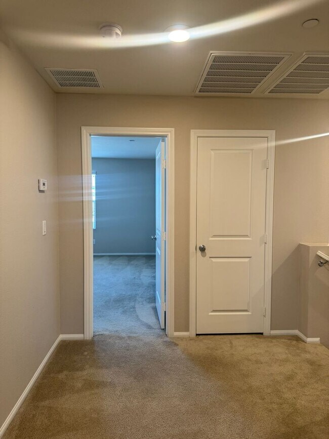 Building Photo - Beautifully Upgraded Townhome in Inspirada