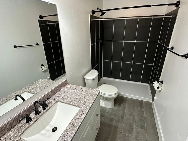 Building Photo - Luxurious Spacious layout in convenient Sa...