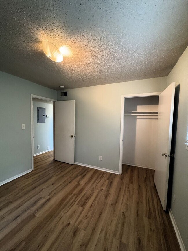 Building Photo - Move-In Special!!!