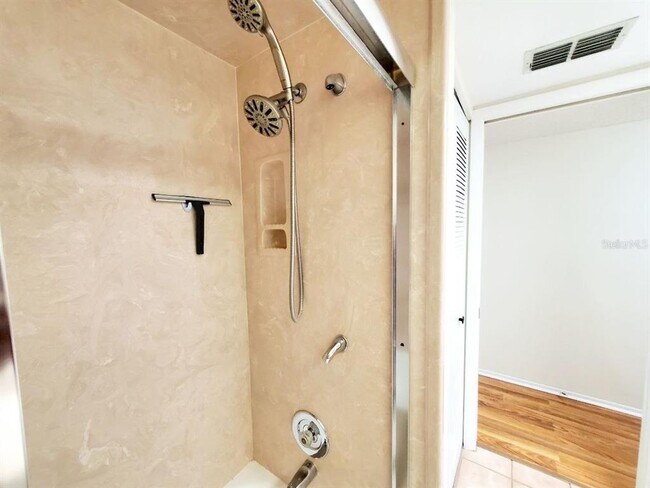 Building Photo - 20 Woodlake Pl