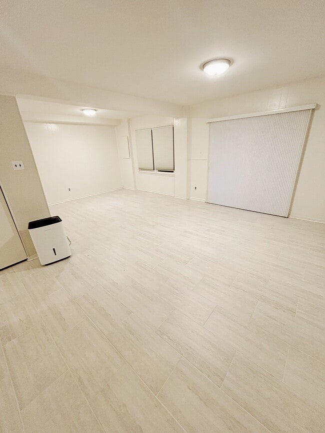 Building Photo - 5107 Cliffhaven Dr