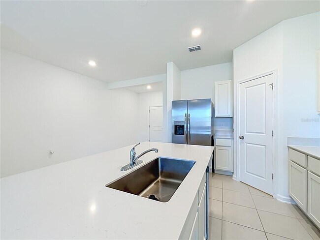 Building Photo - 331 Sol Vis Dr