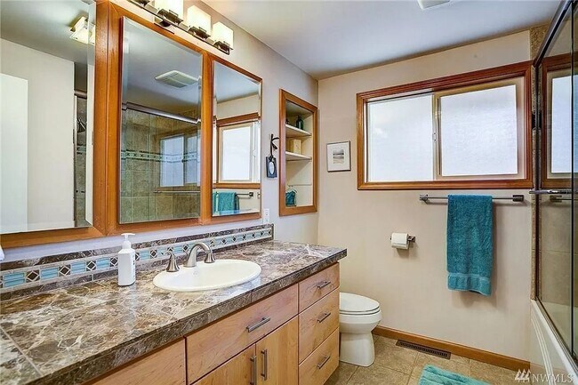 Building Photo - Beautiful and bright 3 bed / 2 bath rambler for rent!