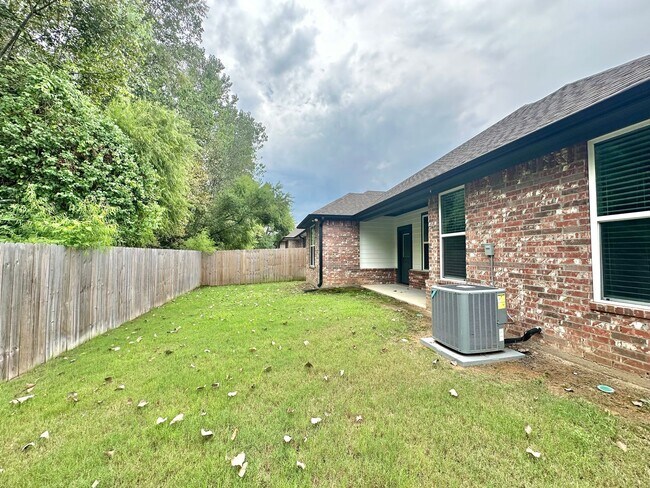 Building Photo - Coming Soon: 3 Bedroom 2 Bath Home in Tyler!
