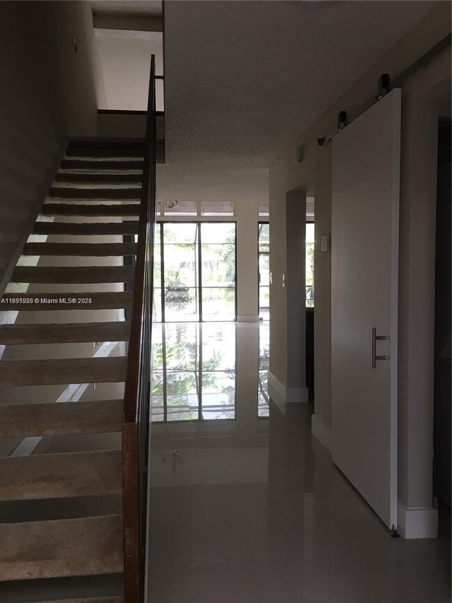 Building Photo - 10951 N Lakeview Dr