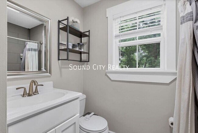Building Photo - 2929 Emery Dr