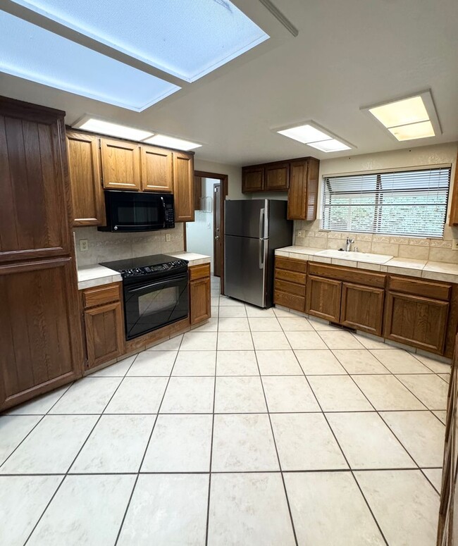 Building Photo - THREE BEDROOM TWO BATH  HOME in the Pocket...