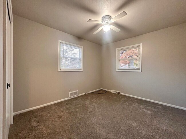 Building Photo - Wallace Ave 3189/3191