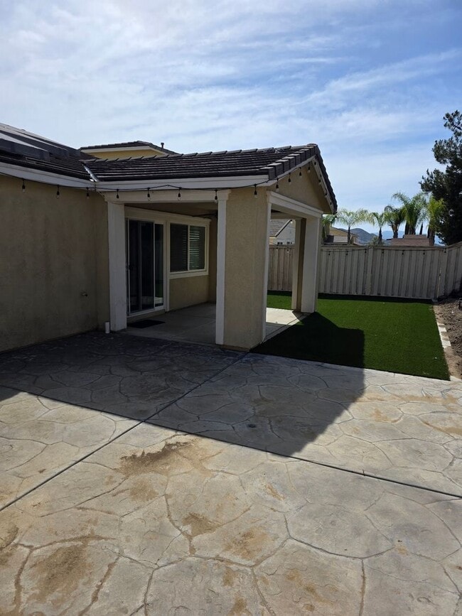 Building Photo - Beautiful Single Level 4 Bedroom located in Canyon Hills