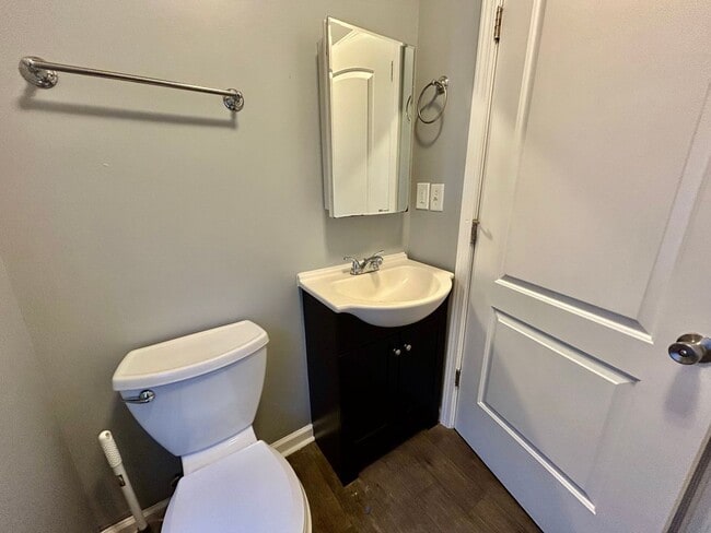 Building Photo - 1 Bedroom House Downtown!