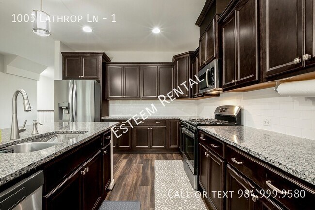 Building Photo - 1005 Lathrop Ln