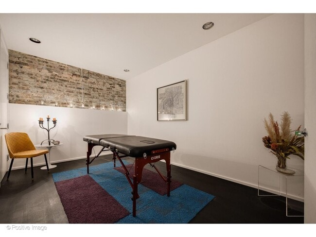 Building Photo - 1019 N Wolcott Ave
