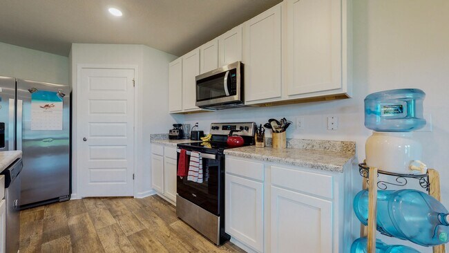 Building Photo - 5 Bedroom / 3 Bathroom Home  in Hammock Bay w/Fenced in Yard