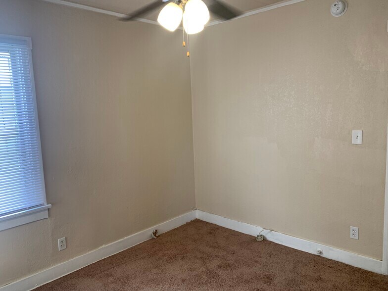 Building Photo - 342 E 84th St