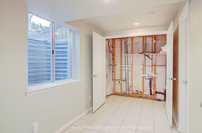 Building Photo - 9641 Cove Creek Dr