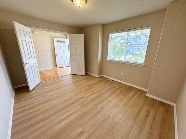 Building Photo - Spacious rambler 2 beds plus den