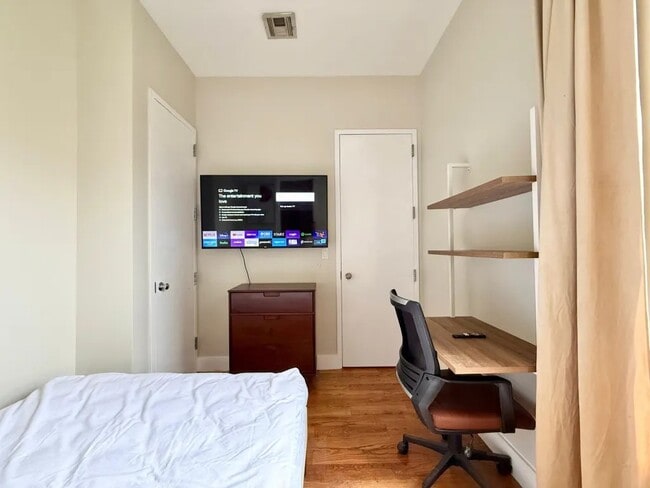 Building Photo - Furnished room/NOT APARTMENT