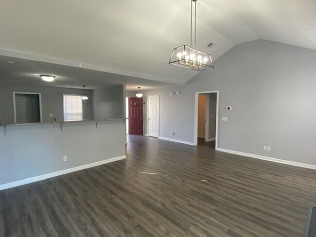 Building Photo - Newly Renovated Single Family Home